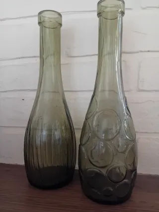 2  bottiglie decorativi in vetro