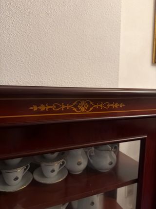 Vitrina de madera y cristal