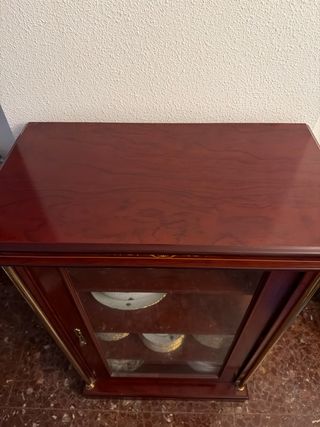 Vitrina de madera y cristal