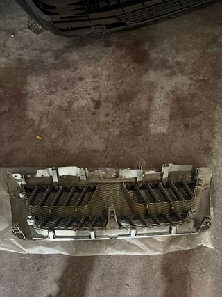 Parrilla Delantera Mitsubishi