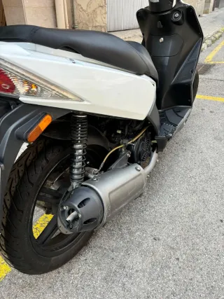 Moto Scooter Automática Blanca