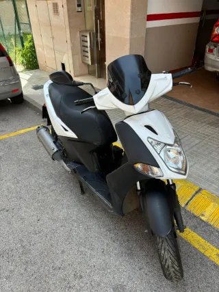 Moto Scooter Automática Blanca