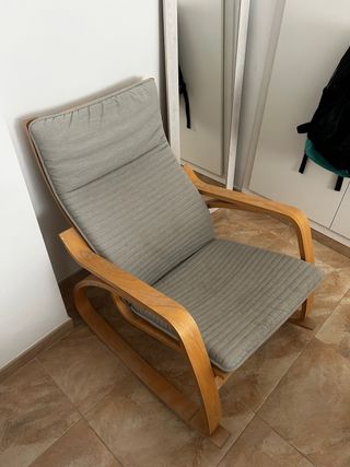 Mecedora de madera y tela gris