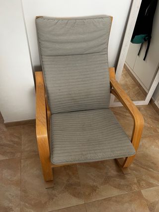 Mecedora de madera y tela gris