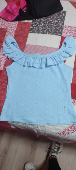 Top azul con volantes