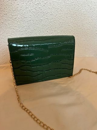 Bolso verde con cadena dorada