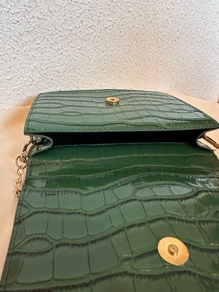 Bolso verde con cadena dorada