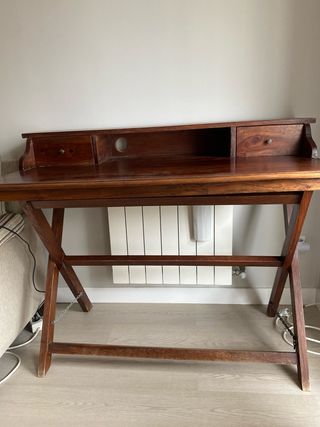 Escritorio de madera marrón