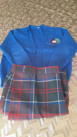 Uniforme escolar cárdigan y falda