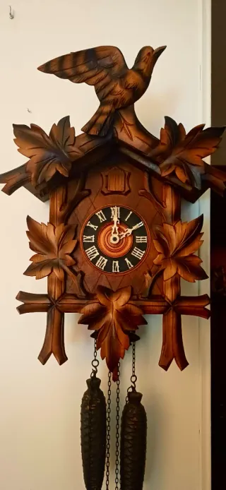 Orologio a cucù in legno intagliato settimanale