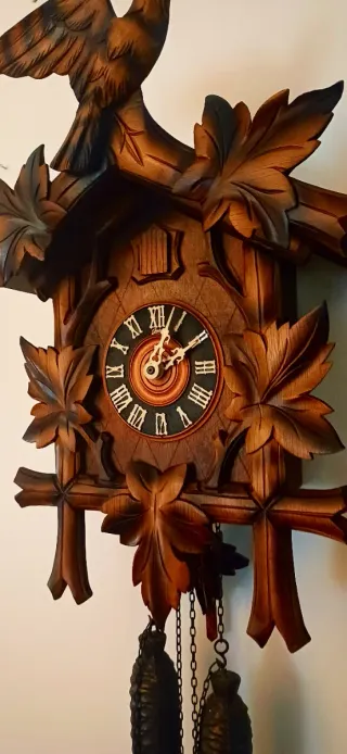 Orologio a cucù in legno intagliato settimanale