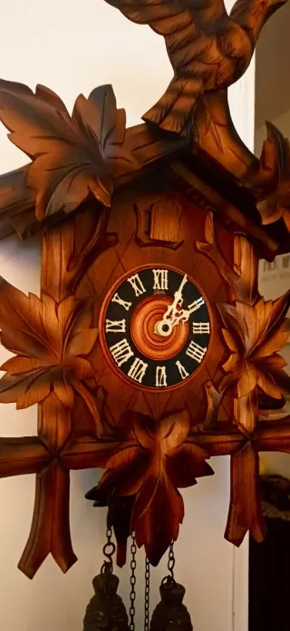 Orologio a cucù in legno intagliato settimanale