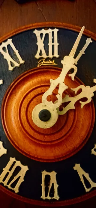 Orologio a cucù in legno intagliato settimanale