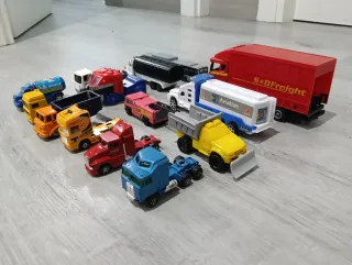 Lote 13 camiones y 1 autobús juguete