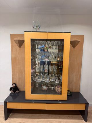 Vitrina de madera y cristal