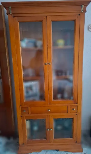 Vitrina de madera con puertas de cristal