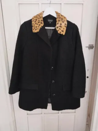 Abrigo Topshop negro cuello leopardo