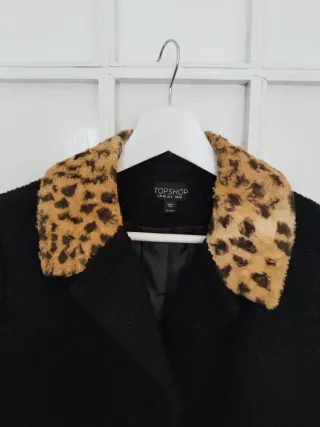Abrigo Topshop negro cuello leopardo