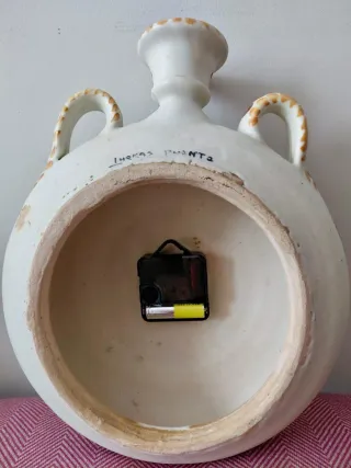 Reloj de cerámica con forma de botijo