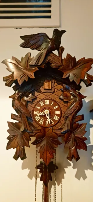 Orologio a cucù in legno intagliato