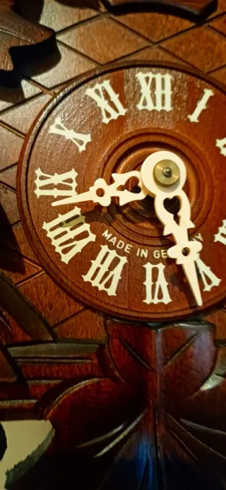 Orologio a cucù in legno intagliato