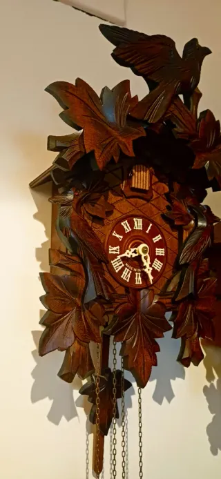 Orologio a cucù in legno intagliato