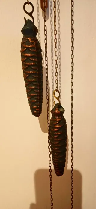 Orologio a cucù in legno intagliato