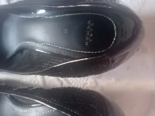 Zapatos negros de tacón bajo.