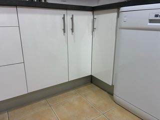 Cocina completa blanca y plateada