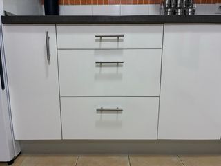 Cocina completa blanca y plateada