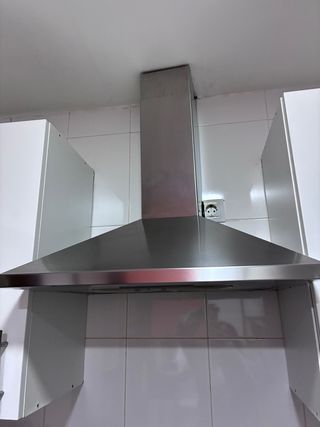 Cocina completa blanca y plateada