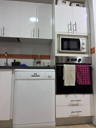 Cocina completa blanca y plateada