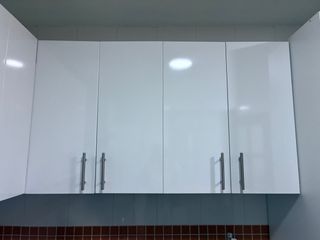 Cocina completa blanca y plateada