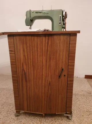 Máquina de coser Refrey Preferida con mueble