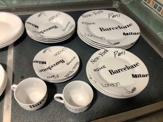 Juego de vajilla blanca y con diseño de ciudades