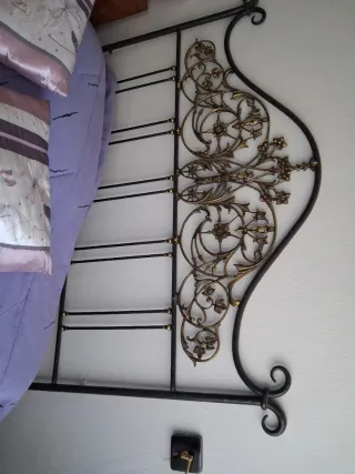 Cabecero de forja con detalles dorados