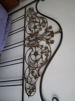 Cabecero de forja con detalles dorados