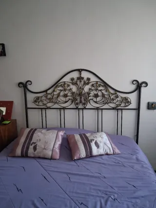 Cabecero de forja con detalles dorados