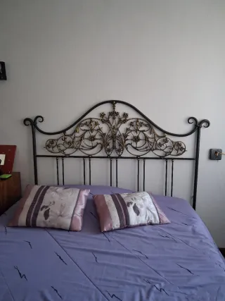 Cabecero de forja con detalles dorados