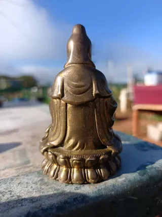 Buda de metal dorado sentado