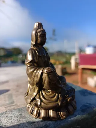 Buda de metal dorado sentado