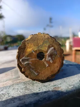 Buda de metal dorado sentado