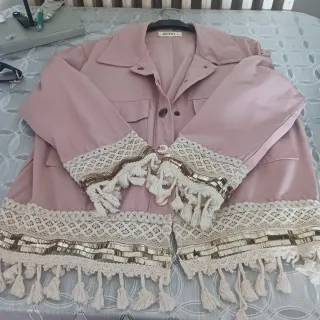 Chaqueta rosa con detalles dorados