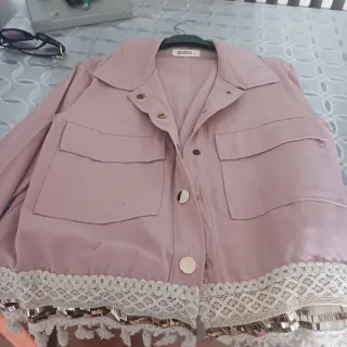 Chaqueta rosa con detalles dorados