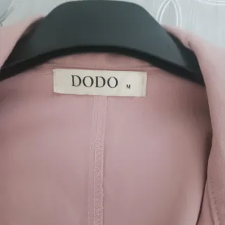 Chaqueta rosa con detalles dorados