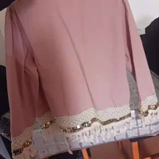 Chaqueta rosa con detalles dorados