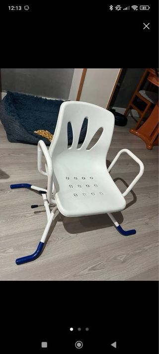 Silla de ducha blanca y azul
