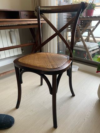 Silla de comedor de madera con asiento de ratán