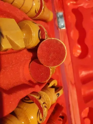 Ajedrez de madera con flores