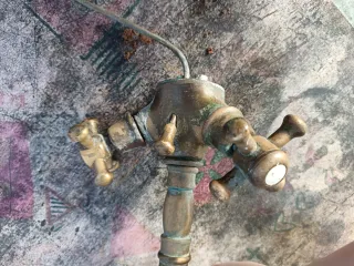 Grifo de metal antiguo